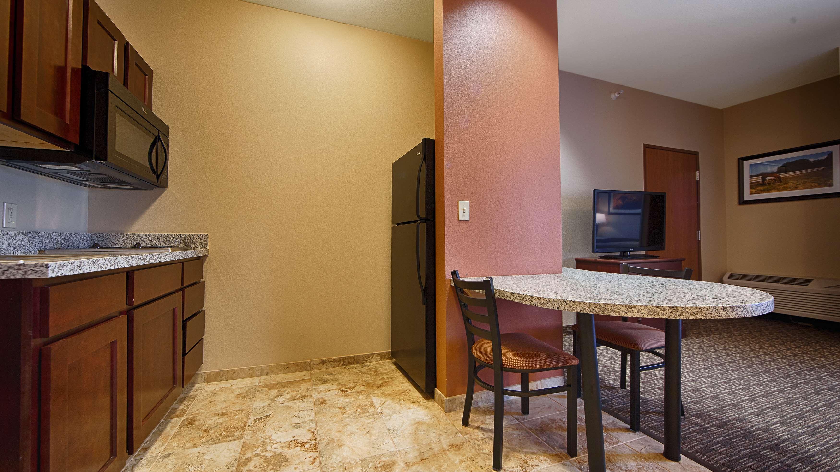 Best Western North Edge Inn Dodge City Exterior photo