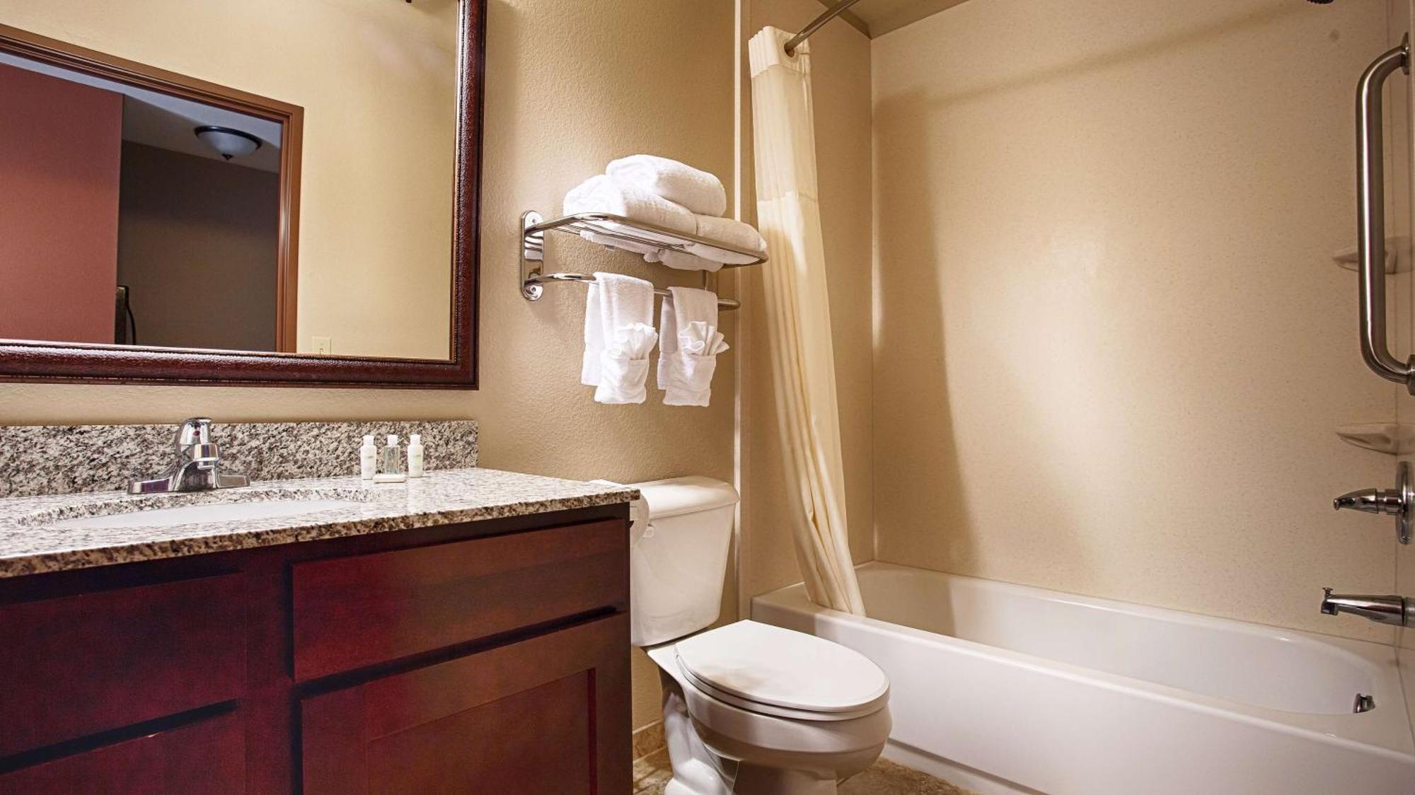 Best Western North Edge Inn Dodge City Exterior photo