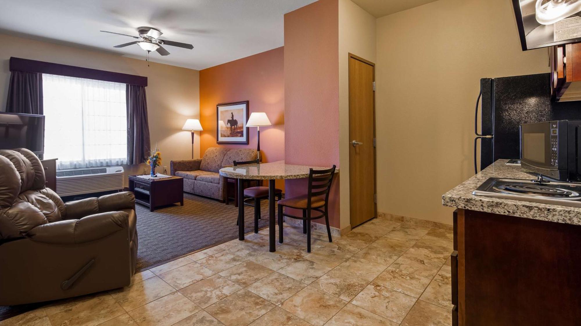 Best Western North Edge Inn Dodge City Exterior photo