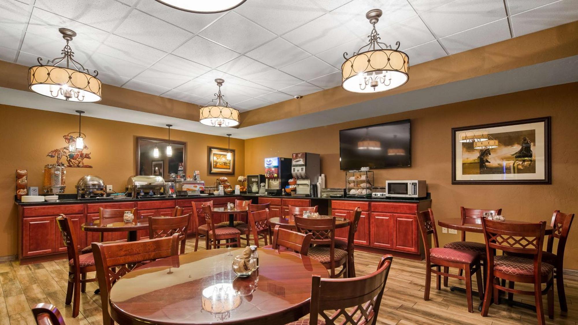 Best Western North Edge Inn Dodge City Exterior photo