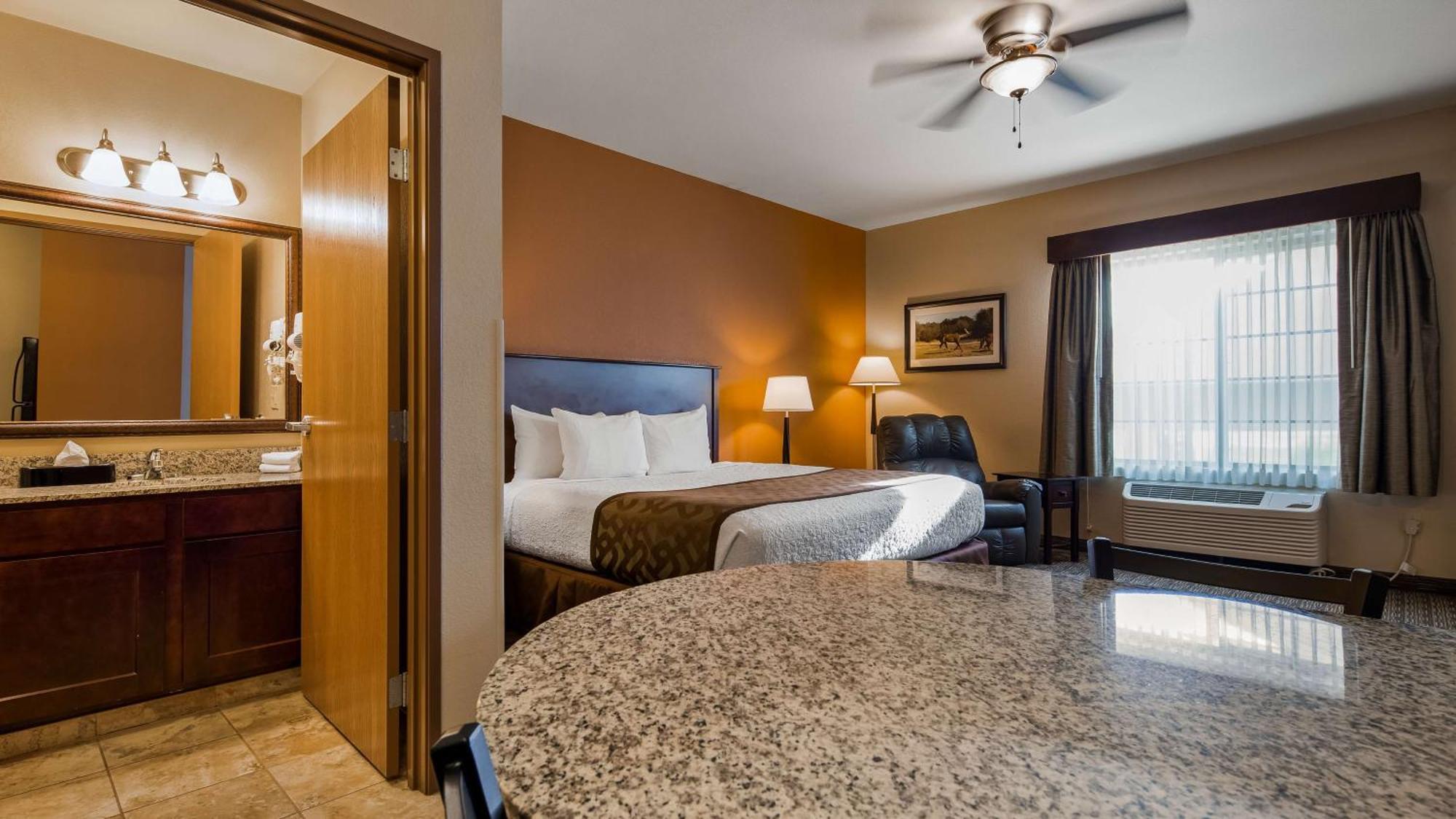 Best Western North Edge Inn Dodge City Exterior photo