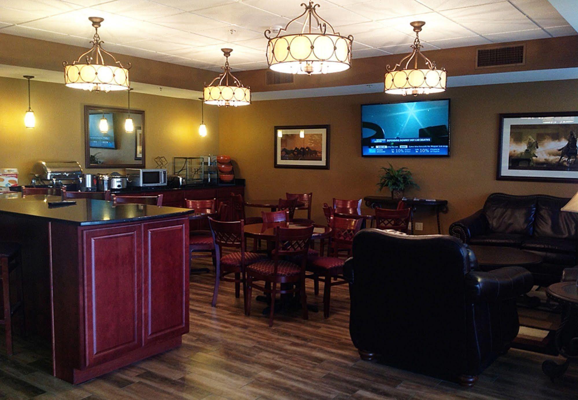 Best Western North Edge Inn Dodge City Exterior photo
