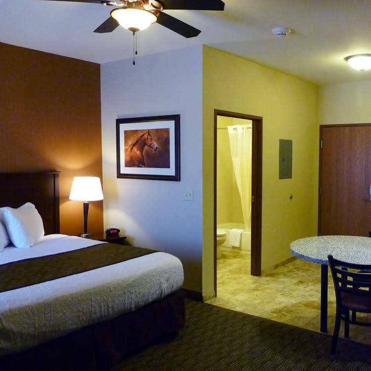 Best Western North Edge Inn Dodge City Exterior photo